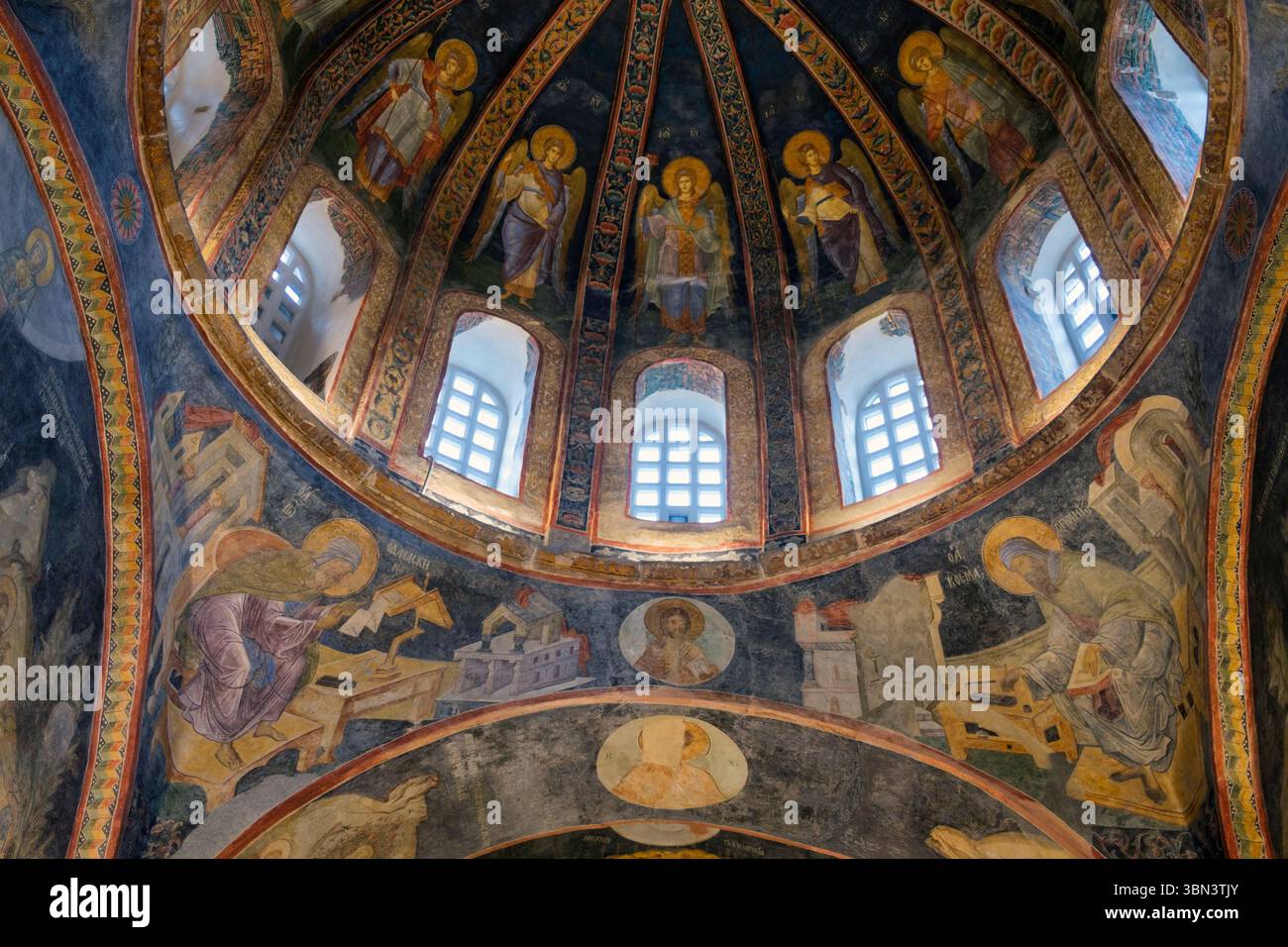 Turchia: Gli affreschi dei quattro Hymnographers sotto la cupola del parekklesion (cappella laterale), qui sono visibili solo Giovanni di Damasco (a sinistra) e Kosmas il poeta (a destra), la Chiesa del Santo Salvatore a Chora (Moschea Kariye), originariamente una chiesa cristiana ortodossa, Istanbul. La chiesa di Chora fu originariamente costruita all'inizio del IV secolo e si trovava fuori dalle mura della città di Costantinopoli. I bellissimi mosaici e affreschi risalgono all'inizio del XIV secolo e sono stati creati dal potente statista greco bizantino Teodoro Metochites. Foto Stock