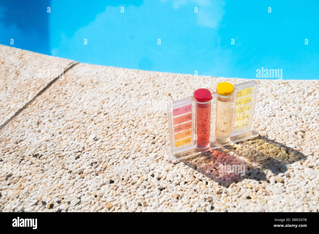 Un pratico kit per l'analisi dell'acqua di piscina utilizzato per monitorare l'equilibrio chimico dell'acqua di piscina. Foto Stock