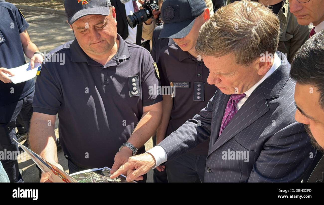 Kiew, Ucraina. 30 giugno 2025. Johann Wadephul (CDU, destra), ministro degli Esteri tedesco, mostra i danni causati da un attacco missilistico e le immagini di esso. L'attacco del 17 giugno ha ucciso 28 persone e ne ha ferite più di 130. Anche un impiegato dell'ambasciata tedesca è stato colpito dall'attacco, il suo appartamento è stato danneggiato dall'esplosione. Credito: Jörg Blank/dpa/Alamy Live News Foto Stock