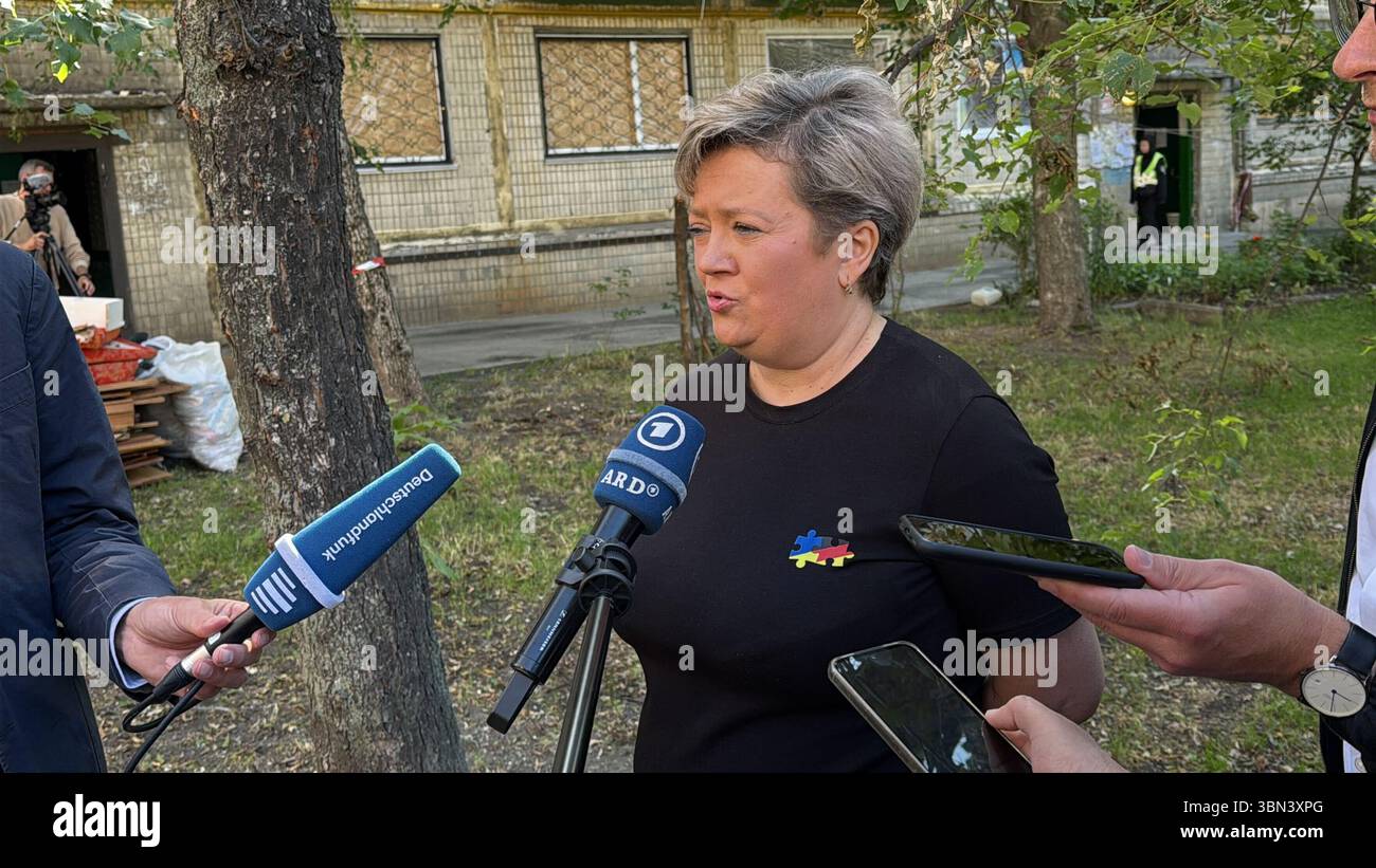 Kiew, Ucraina. 30 giugno 2025. Natalia (53), un'impiegata dell'ambasciata tedesca a Kiev, il cui appartamento è stato danneggiato dall'esplosione causata da un attacco del 17 giugno, parla ai giornalisti. L'attacco missilistico a Kiev del 17 giugno uccise 28 persone e ne ferì più di 130. Anche il dipendente dell'ambasciata tedesca ne fu colpito. Credito: Jörg Blank/dpa/Alamy Live News Foto Stock