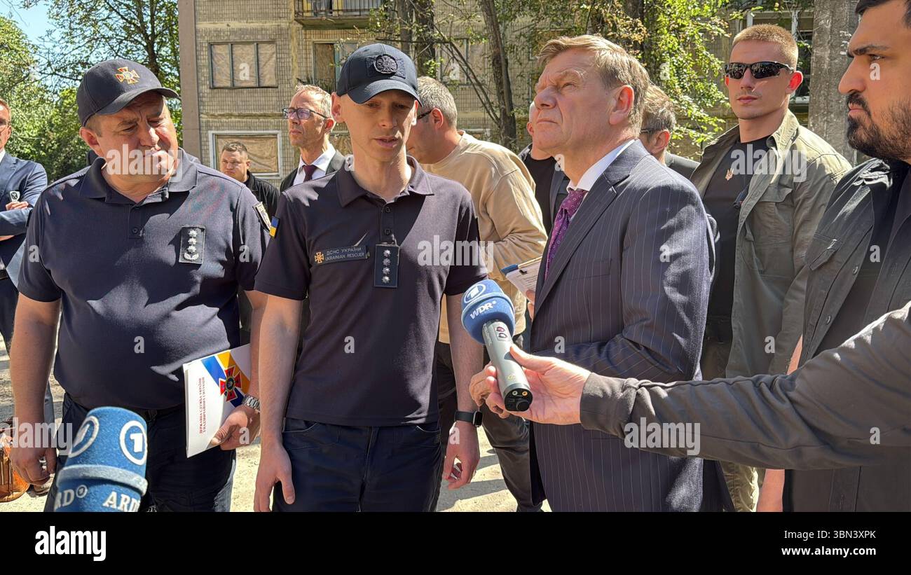 Kiew, Ucraina. 30 giugno 2025. Johann Wadephul (CDU, M), ministro degli Esteri tedesco, viene mostrato il danno causato da un attacco missilistico. L'attacco del 17 giugno ha ucciso 28 persone e ne ha ferite più di 130. Anche un dipendente dell'ambasciata tedesca fu colpito dall'attacco; il suo appartamento fu danneggiato dall'esplosione. Credito: Jörg Blank/dpa/Alamy Live News Foto Stock