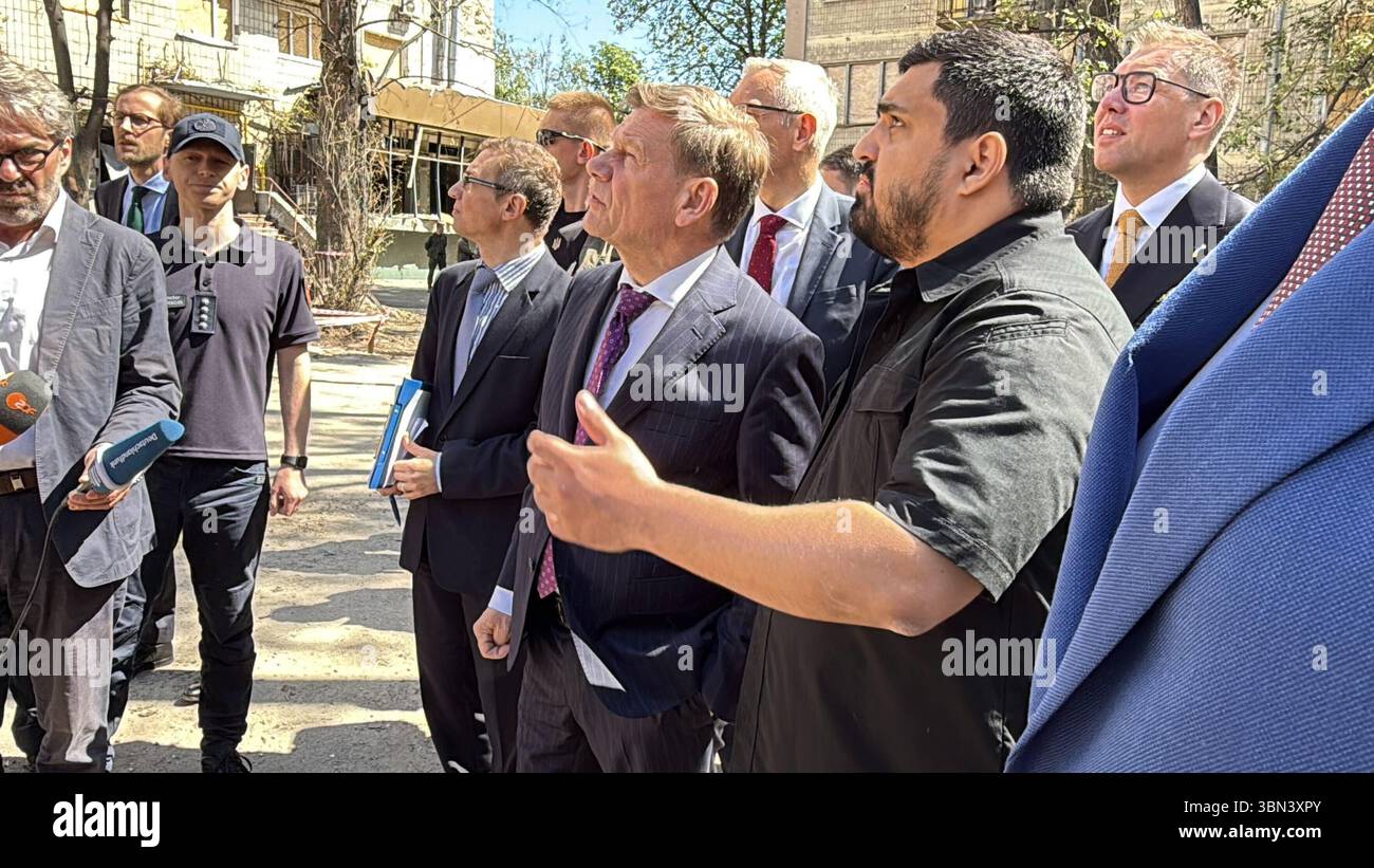 Kiew, Ucraina. 30 giugno 2025. Johann Wadephul (CDU, M), ministro degli Esteri tedesco, viene mostrato il danno causato da un attacco missilistico. L'attacco del 17 giugno ha ucciso 28 persone e ne ha ferite più di 130. Anche un dipendente dell'ambasciata tedesca fu colpito dall'attacco; il suo appartamento fu danneggiato dall'esplosione. Credito: Jörg Blank/dpa/Alamy Live News Foto Stock