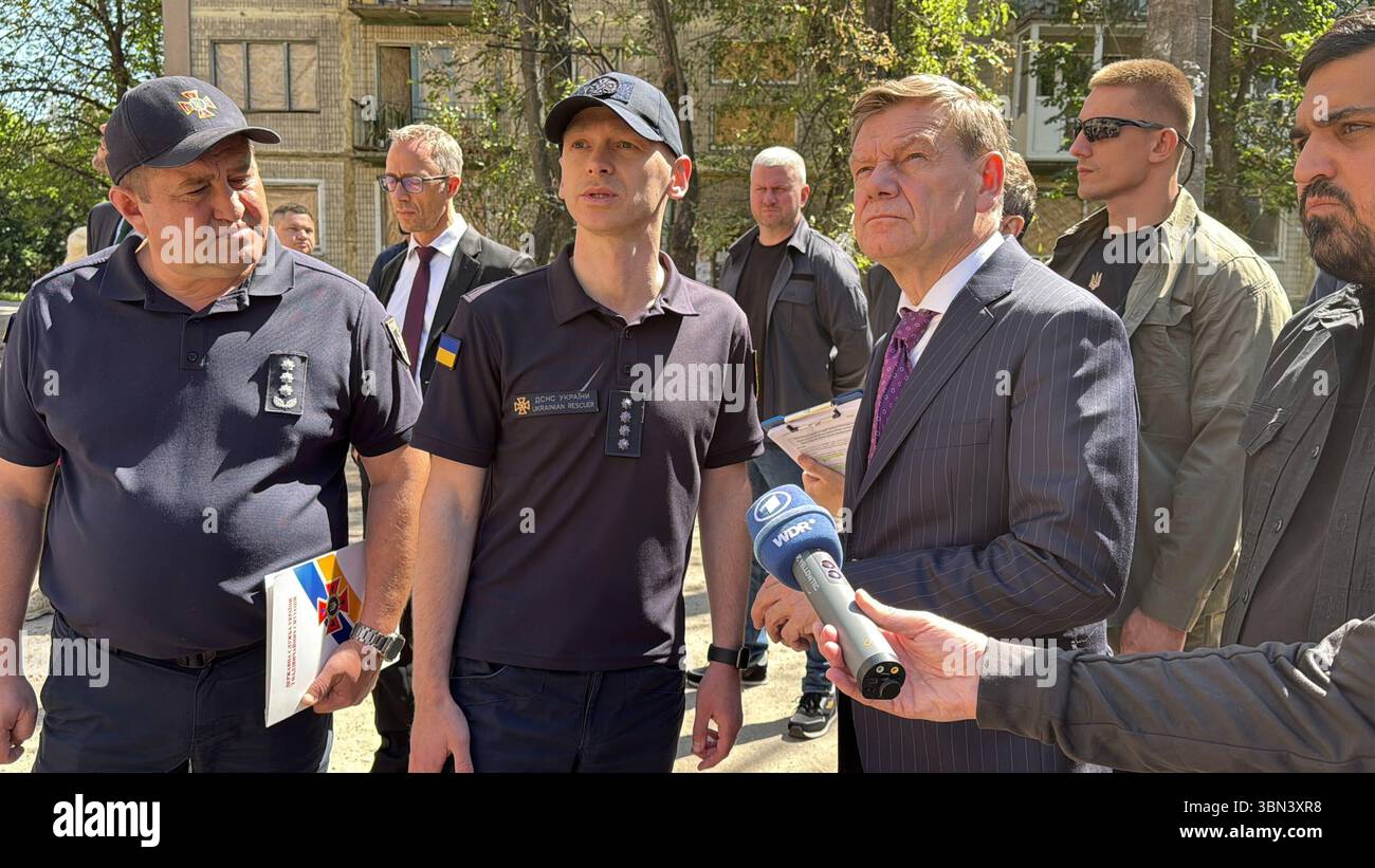 Kiew, Ucraina. 30 giugno 2025. Johann Wadephul (CDU, M), ministro degli Esteri tedesco, viene mostrato il danno causato da un attacco missilistico. L'attacco del 17 giugno ha ucciso 28 persone e ne ha ferite più di 130. Anche un impiegato dell'ambasciata tedesca è stato colpito dall'attacco, il suo appartamento è stato danneggiato dall'esplosione. Credito: Jörg Blank/dpa/Alamy Live News Foto Stock