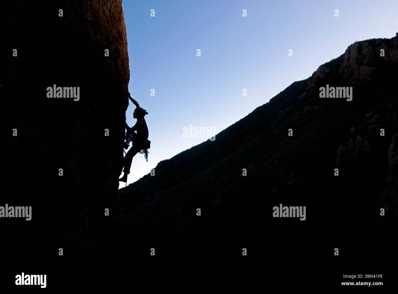 Una donna che percorre un percorso sportivo presso le Echo Cliffs nel Malibu Canyon nella California meridionale il 28/12/2009. Foto Stock