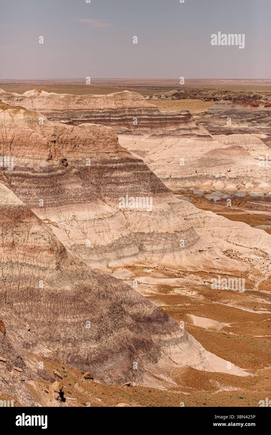 Vista aerea di calanchi colorati e formazioni rocciose a strati Foto Stock