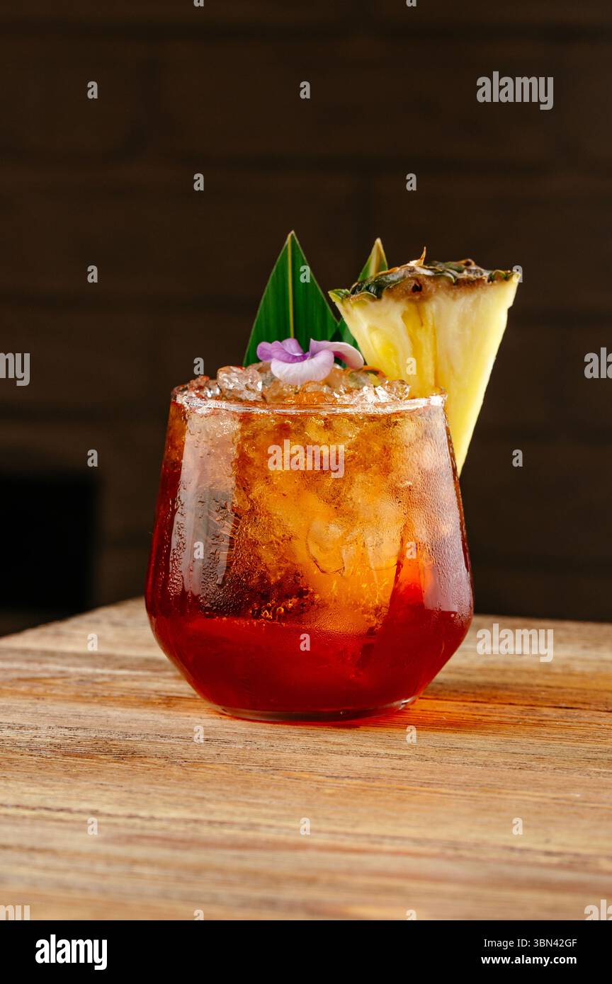 Mai Tai Pineapple cocktail al bar Foto Stock