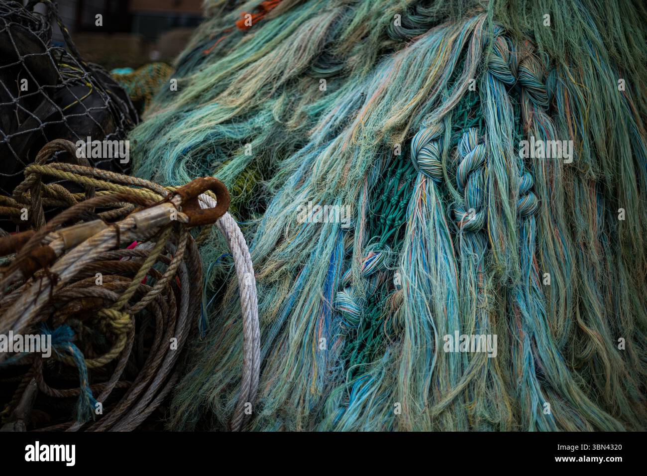 La linea di pesca mantiene la barca veloce sul bacino di carenaggio Foto Stock