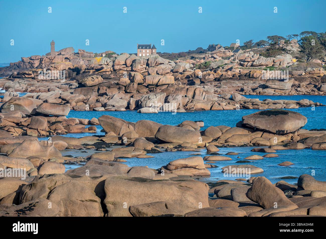 Francia. Brittany. Cotes d'Armor. Tregor. Tregastel. La costa di granito rosa. Ploumanach (il faro di Mean Ruz e la casa costiera) visto da Trega Foto Stock