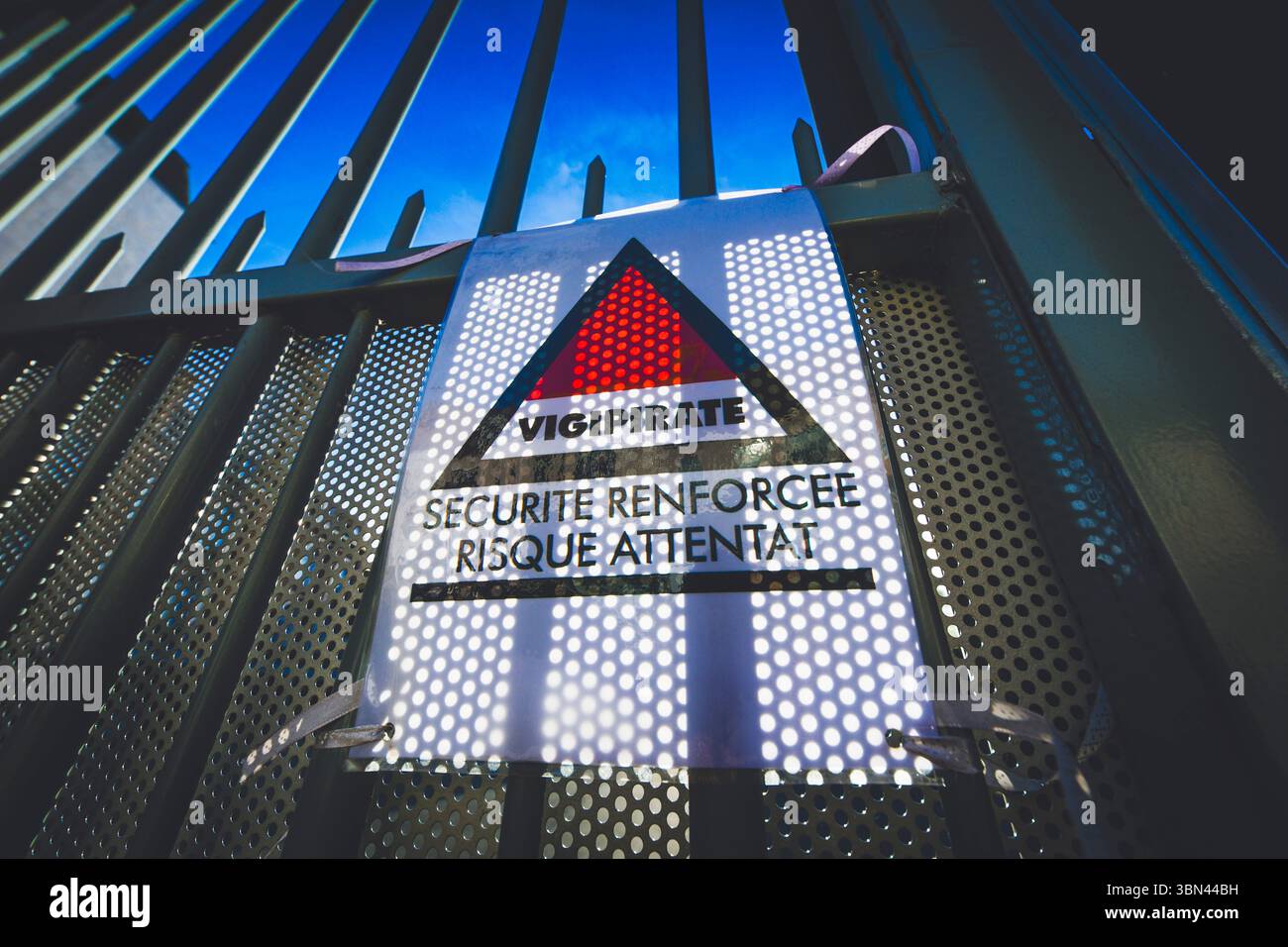 Manifesto di Vigipirate, "sicurezza rafforzata, rischio di attacco" su un cancello scolastico Foto Stock Manifesto di Vigipirate, "sicurezza rafforzata, rischio di attacco" su un cancello scolastico Foto Stock