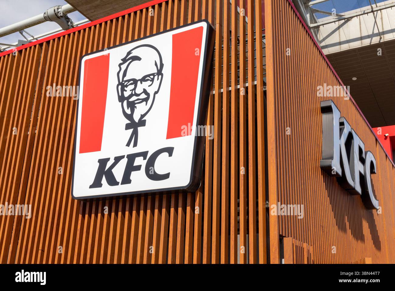 Albania, facciata dell'aeroporto KFC Foto Stock