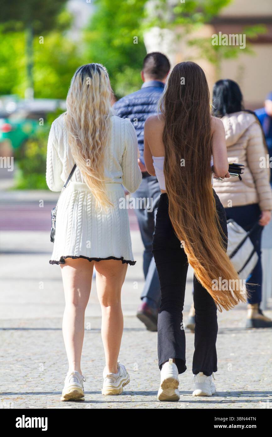 Due donne da dietro con capelli molto lunghi Foto Stock