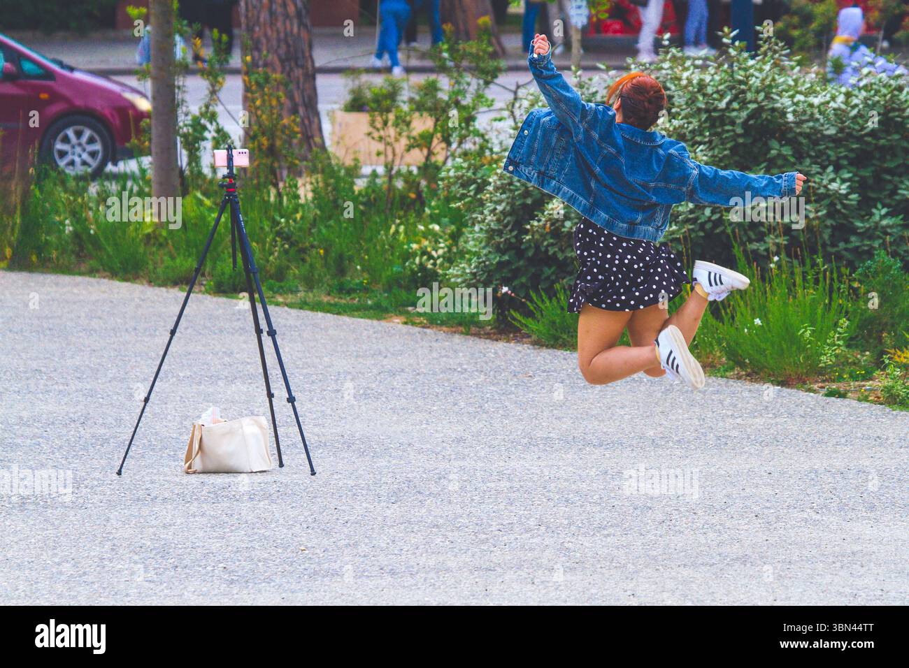 Instagram, filmando te stesso con uno smartphone nel centro della città Foto Stock