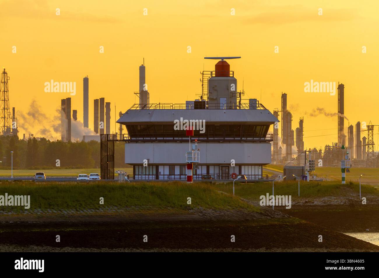 Paesi Bassi, Provincia della Zelanda, Fiandre della Zelanda, Terneuzen, Terneuse. Camini Dow Chemical. La Dow Chemical Company. In primo piano, l'harbo Foto Stock