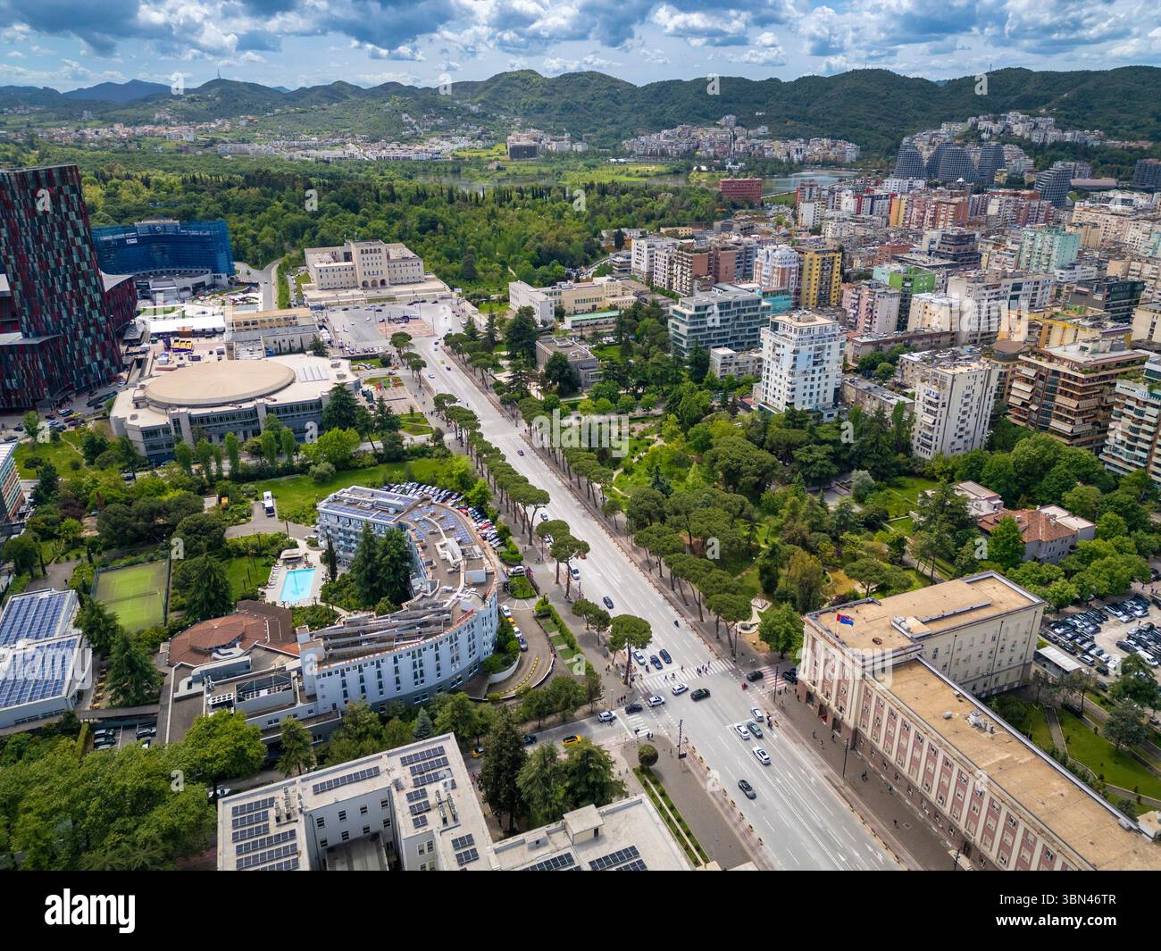 Tirana, Albania, viale Dëshmorët e Kombit che conduce all'università politecnica Foto Stock