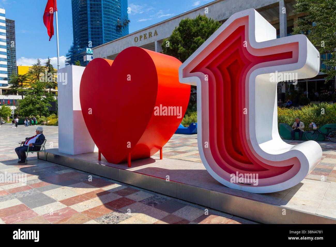 Tirana, Albania. Posto Skanderbeg. Monumento per la fotografia. Amo Tirana Foto Stock