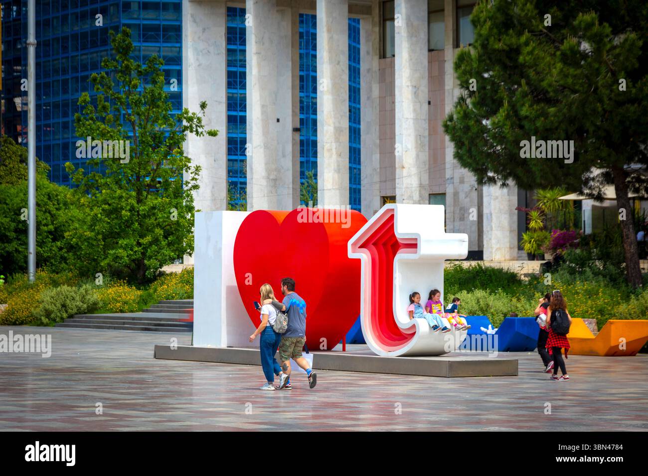 Tirana, Albania. Posto Skanderbeg. Monumento per la fotografia. Amo Tirana Foto Stock