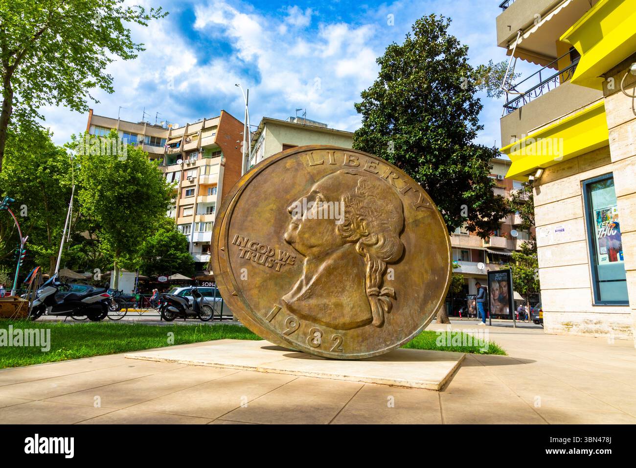 Tirana, Albania. Pezzo di bronzo grande. Republika e shqiperise. A. Liburne 1999. Monumento ai soldi Foto Stock