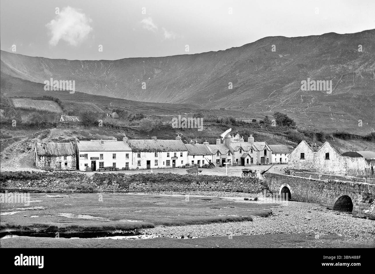 Una fotografia del tardo XIX secolo del villaggio di Leenaun sulla riva meridionale del porto di Killary e sul bordo settentrionale del Connemara, nella contea di Galway, in Irlanda. Si trova dove la profonda valle di Maam a forma di U, delimitata dal Devilsmother a est, e il massiccio di Leenaun Hill a ovest, incontra Killary Harbour, il fiordo più profondo d'Irlanda. Foto Stock