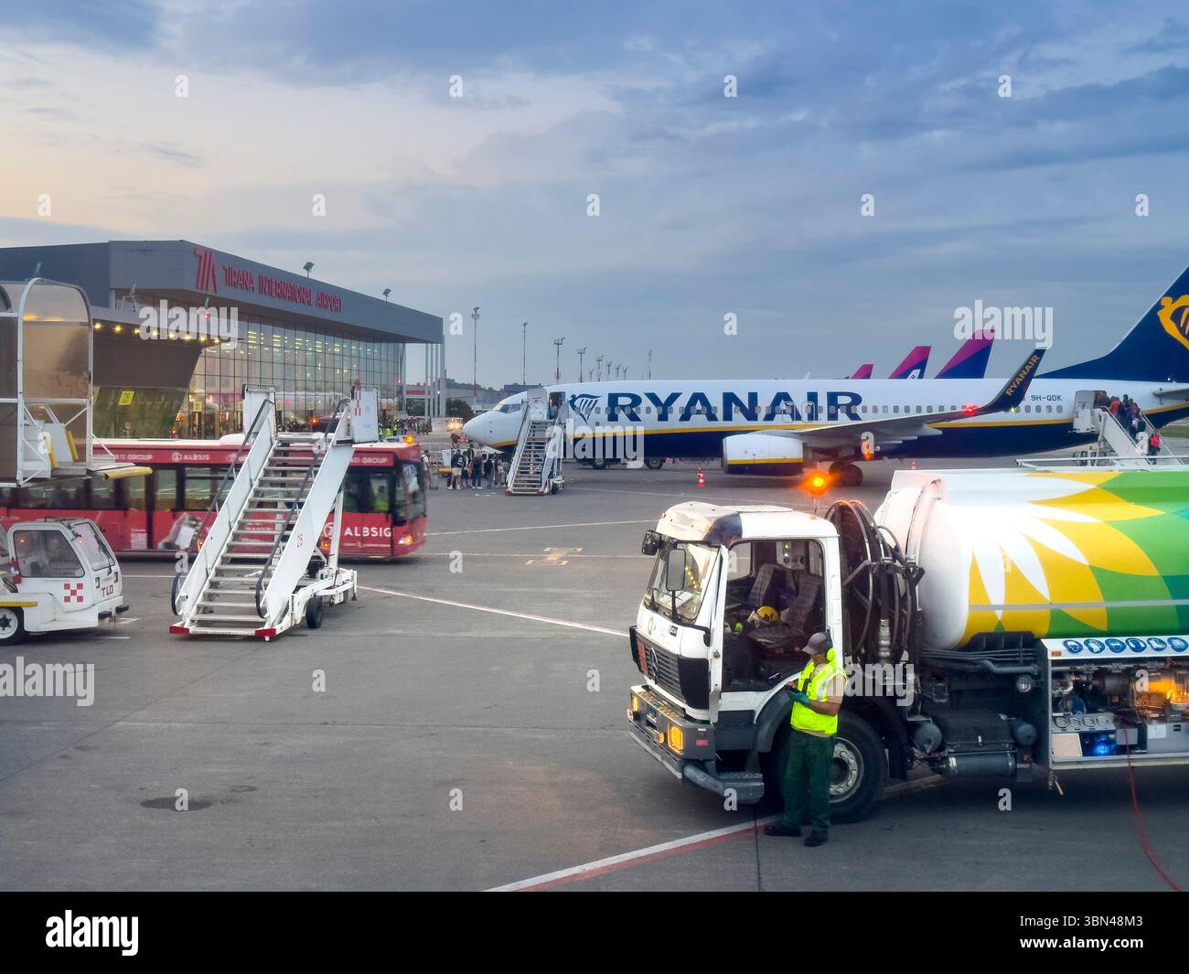 Albania, Tirana, Aeroporto Internazionale di Tirana-Mere-Teresa. Carico di cherosene. Foto Stock