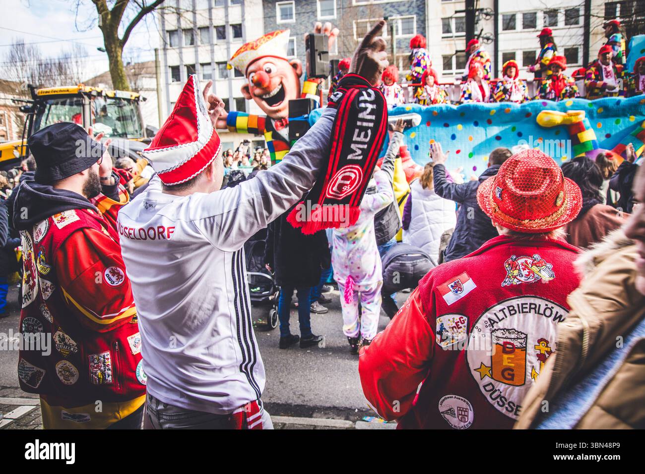 Germania, Dusseldorf, carnevale. Atmosfera festosa con uomini vestiti di rosso e bianco. Nei colori di Düsseldorf Foto Stock