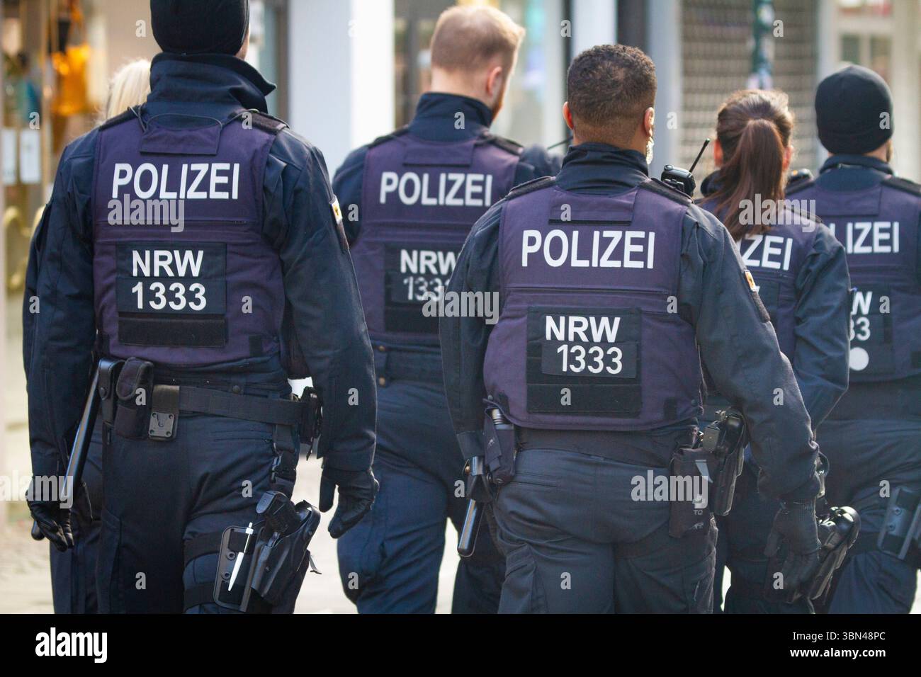 Germania, Düsseldorf, poliziotto tedesco, con le armi sulle cinture e i giubbotti antiproiettile Foto Stock