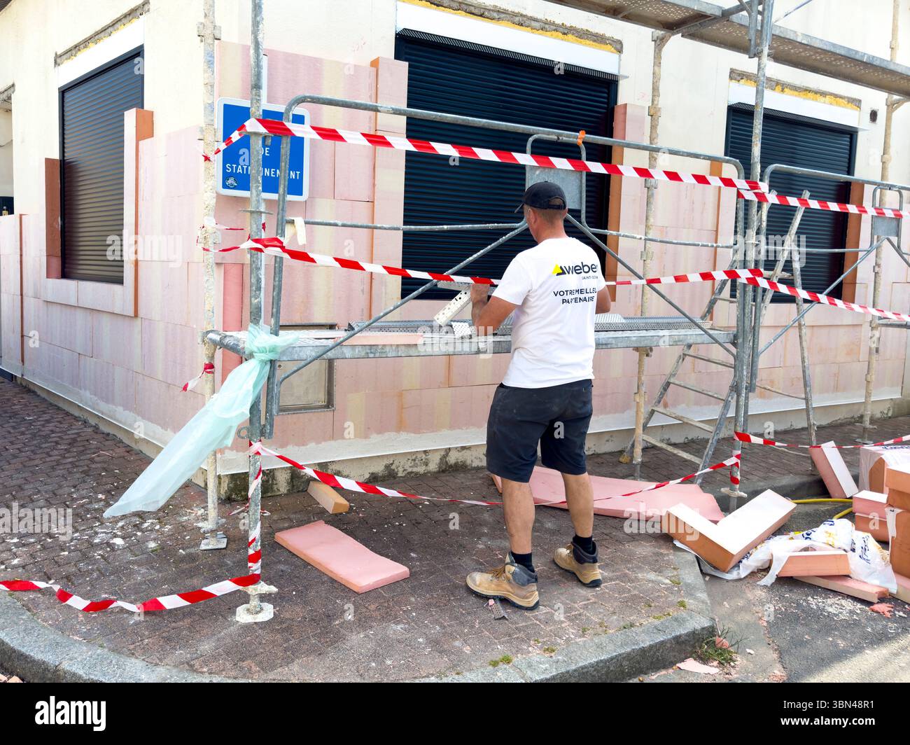 ITE. Isolamento termico esterno su una vecchia casa, a base di schiuma poliuretanica. Weber Foto Stock