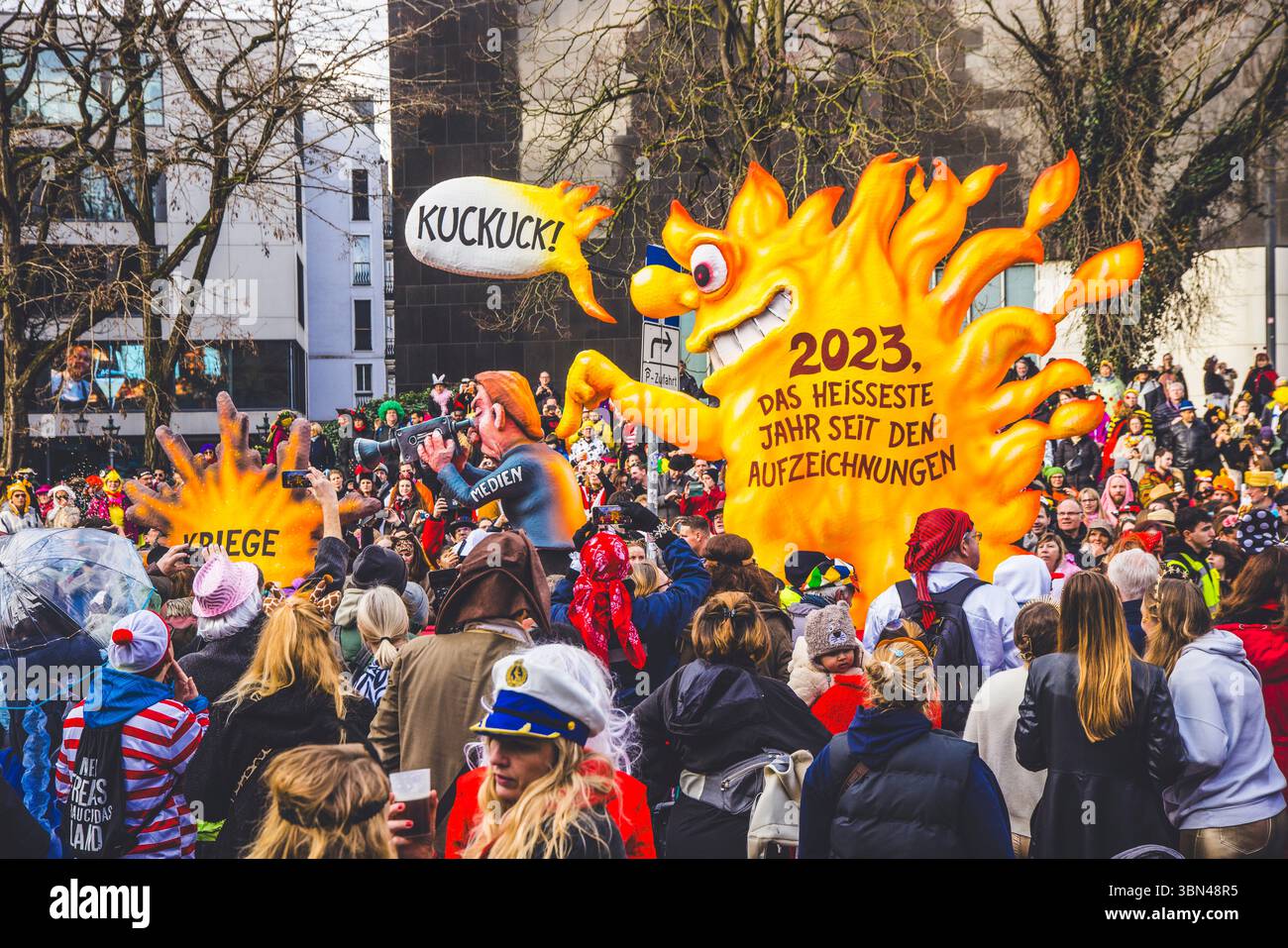 Germania, Dusseldorf, carnevale. Un galleggiante durante la parata sul tema del riscaldamento globale. Foto Stock
