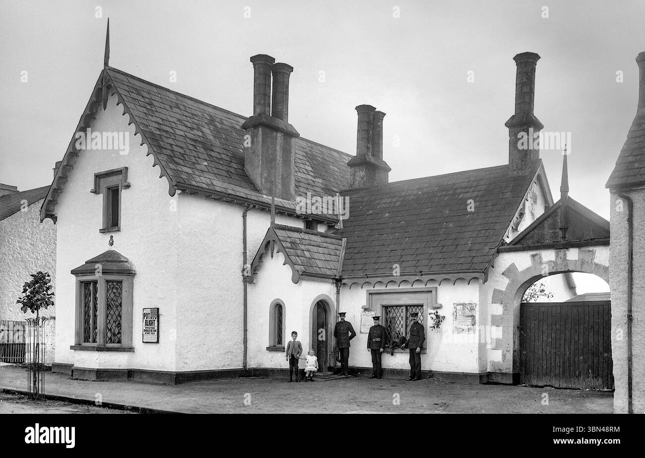 Una fotografia della fine del XIX secolo della stazione Royal Irish Constabulary (RIC) di Brookeboro, contea di Fermanagh, Irlanda del Nord. Prima della piantagione dell'Ulster, l'area di Brookeborough era conosciuta come Achadh Lon (anglicizzato come Aghalun), il paese in cui si trova e nelle mani del Clan Maguire fino alla ribellione del 1641 quando fu data alla famiglia Brooke. Il villaggio prende il nome da Sir Henry Brooke, che gli fu concesso nel 1666 e si stabilì a Colebrooke Park nelle vicinanze. Foto Stock