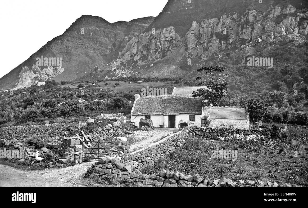 Una fotografia della fine del XIX secolo di un cottage con tetto in paglia per antonomasia a Glenariff nella contea di Antrim, Irlanda del Nord. Come altre valli in quella zona, è stata modellata durante l'era glaciale da ghiacciai giganti e talvolta chiamata la "Regina dei Glens", in quanto è la più grande delle Glens di Antrim e visitata dalla maggior parte dei turisti. Foto Stock