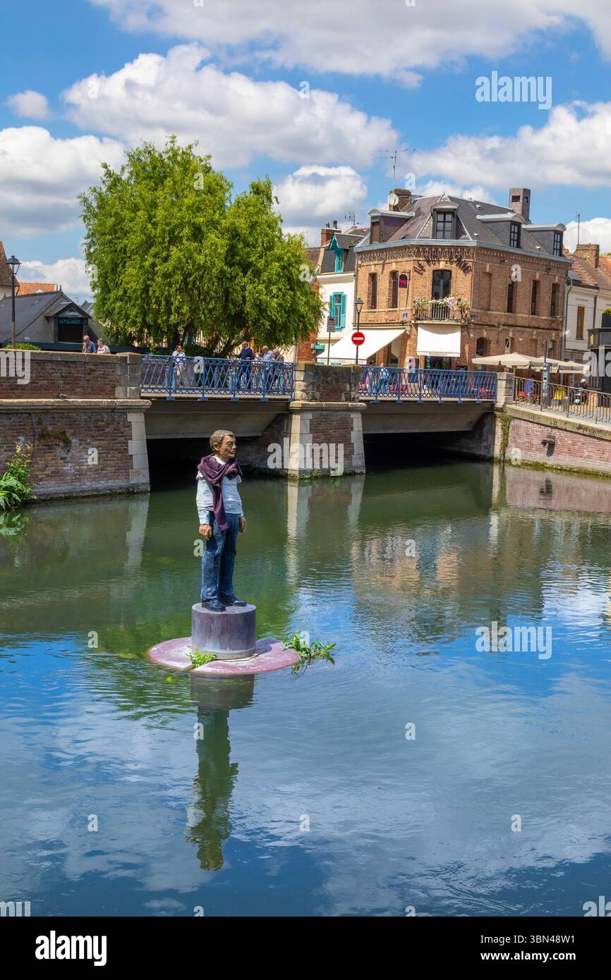 Francia, Hauts-de-France, Picardie, somme, Amiens. Quartiere di Saint-Leu. L'uomo sulla sua boa di Stephan BALKENHOL Foto Stock