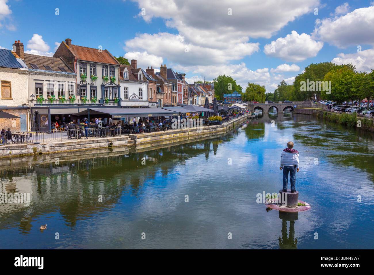 Francia, Hauts-de-France, Picardie, somme, Amiens. Quartiere di Saint-Leu. L'uomo sulla sua boa di Stephan BALKENHOL. Quai Belu, banche della somme Foto Stock