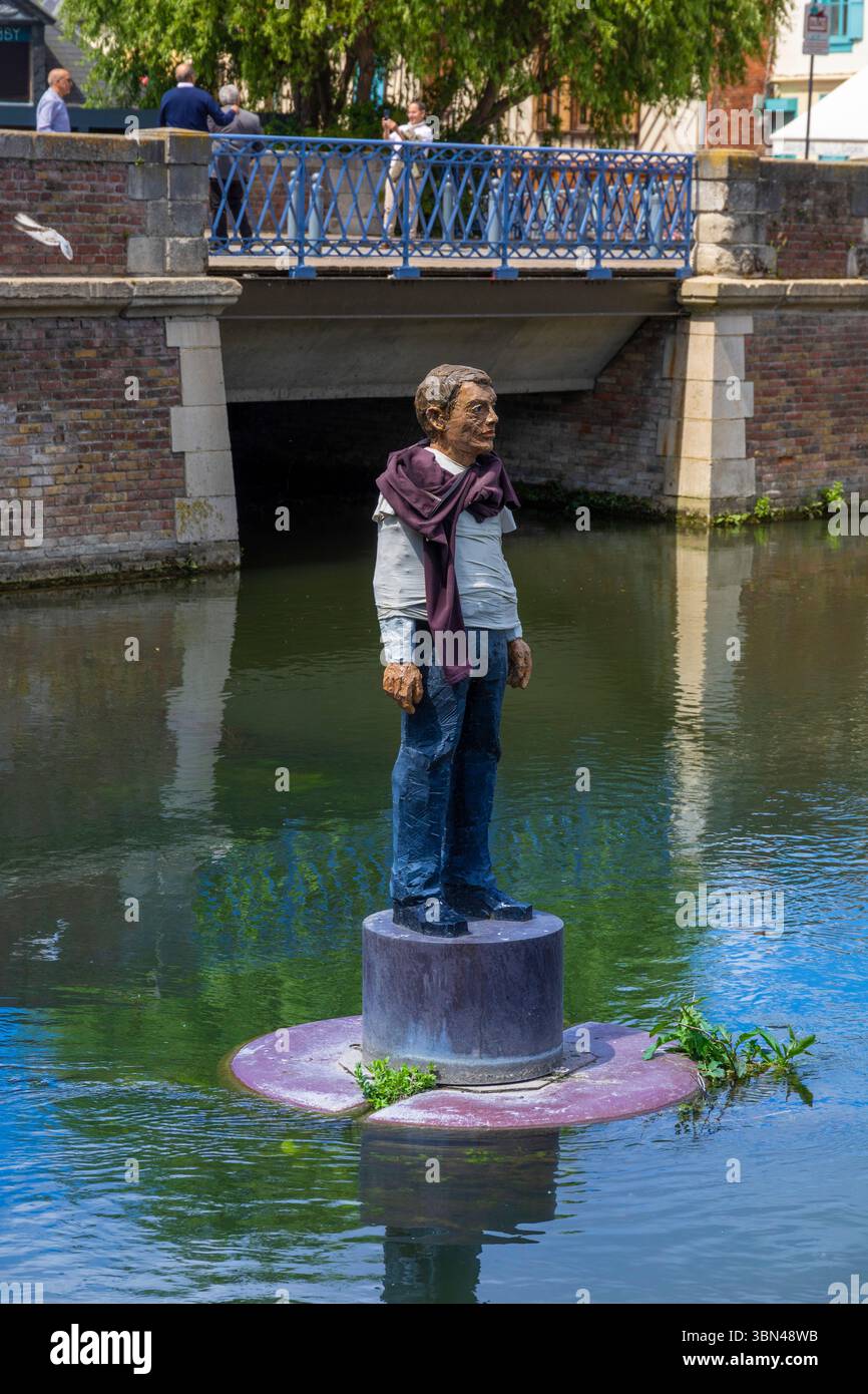 Francia, Hauts-de-France, Picardie, somme, Amiens. Quartiere di Saint-Leu. L'uomo sulla sua boa di Stephan BALKENHOL Foto Stock