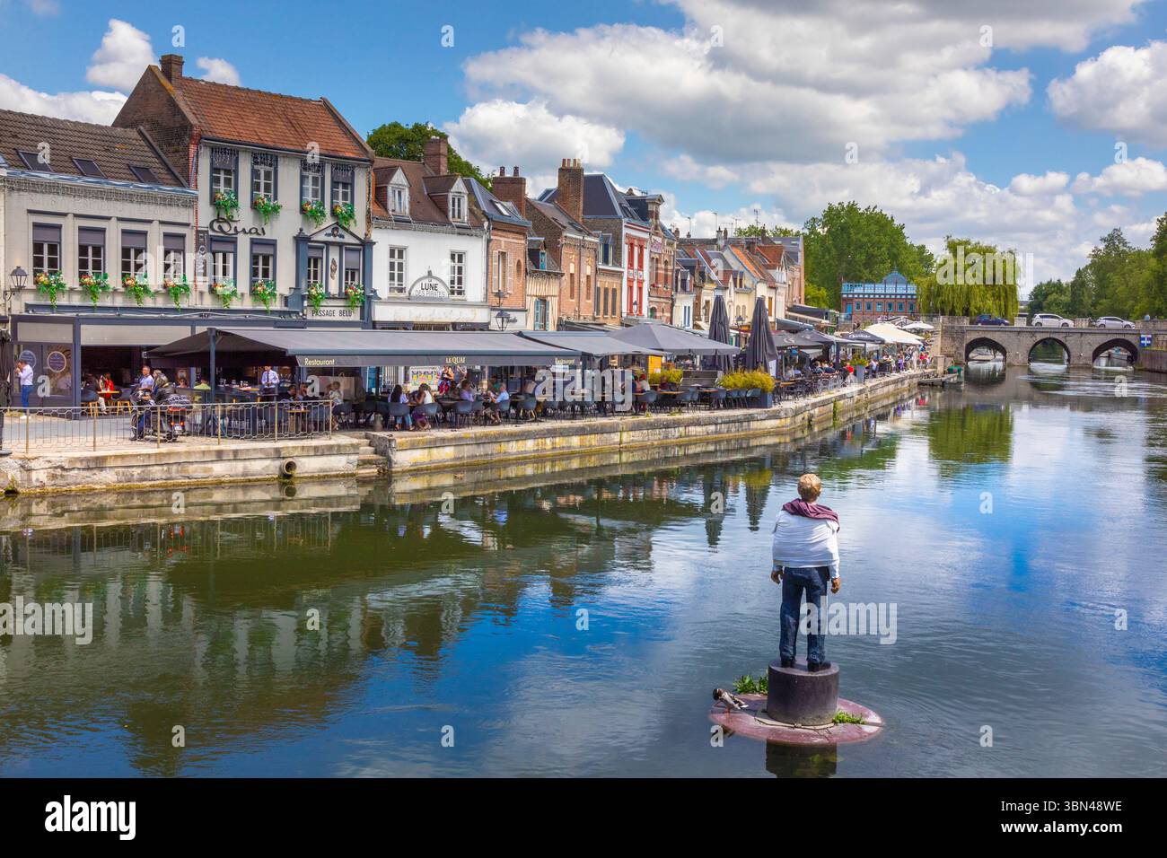 Francia, Hauts-de-France, Picardie, somme, Amiens. Quartiere di Saint-Leu. L'uomo sulla sua boa di Stephan BALKENHOL. Quai Belu, banche della somme Foto Stock