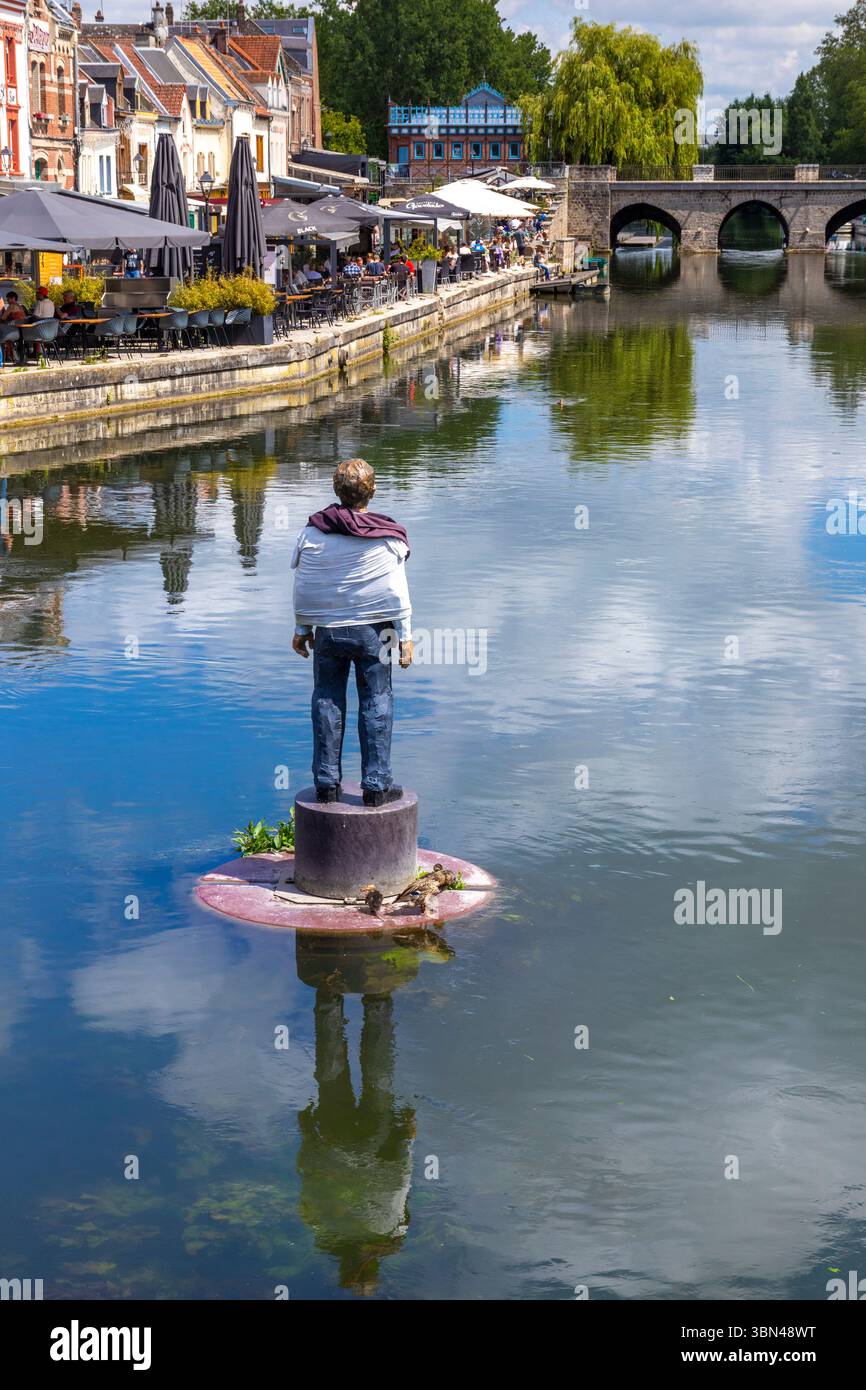 Francia, Hauts-de-France, Picardie, somme, Amiens. Quartiere di Saint-Leu. L'uomo sulla sua boa di Stephan BALKENHOL. Quai Belu, banche della somme Foto Stock