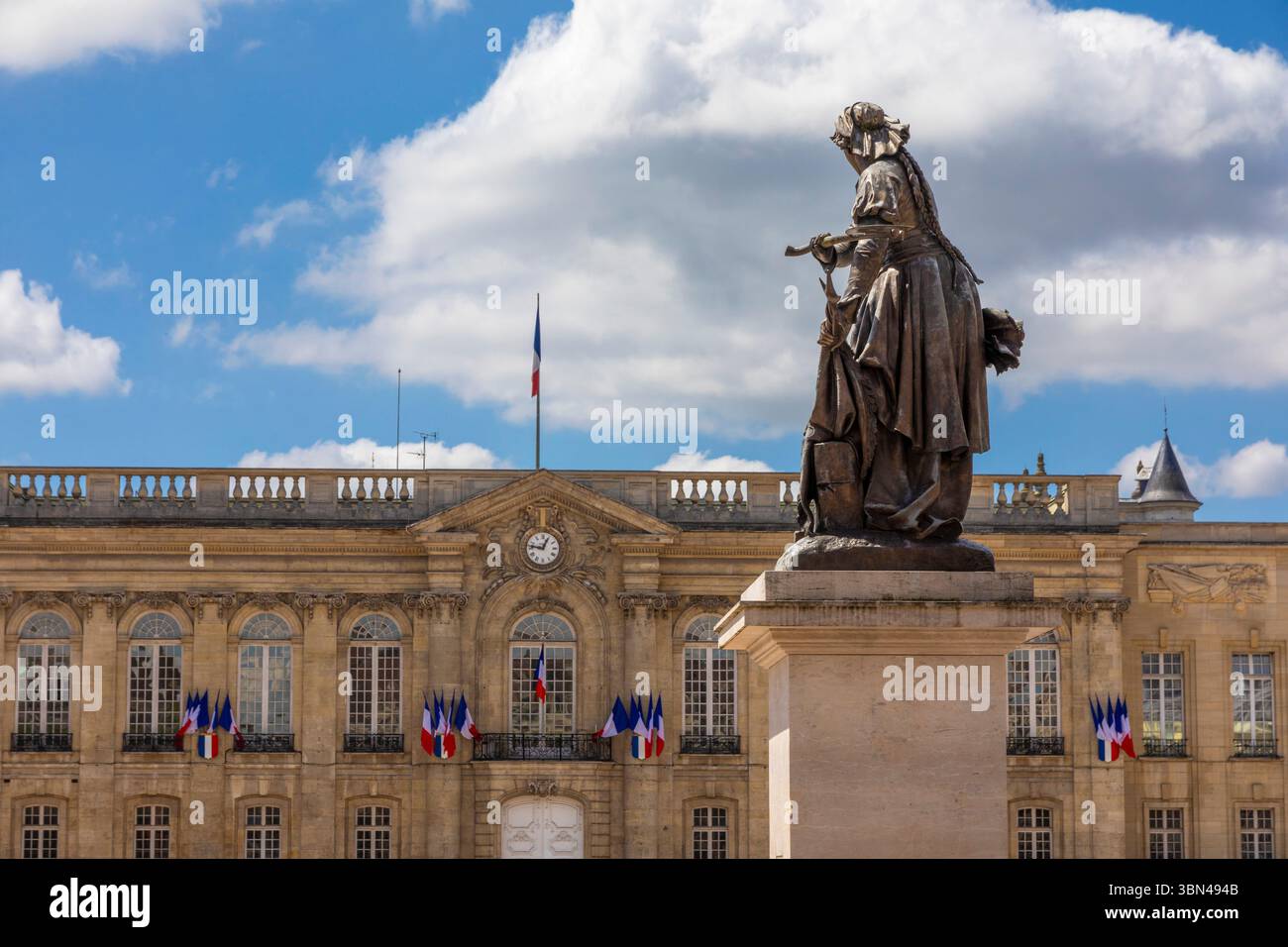 Francia, Hauts de France, Oise, Piccardia, Beauvais. Statua di Jeanne Hachette e Municipio Foto Stock
