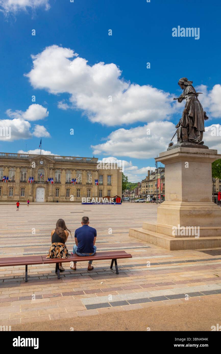Francia, Hauts de France, Oise, Piccardia, Beauvais. Statua di Jeanne Hachette e Municipio Foto Stock