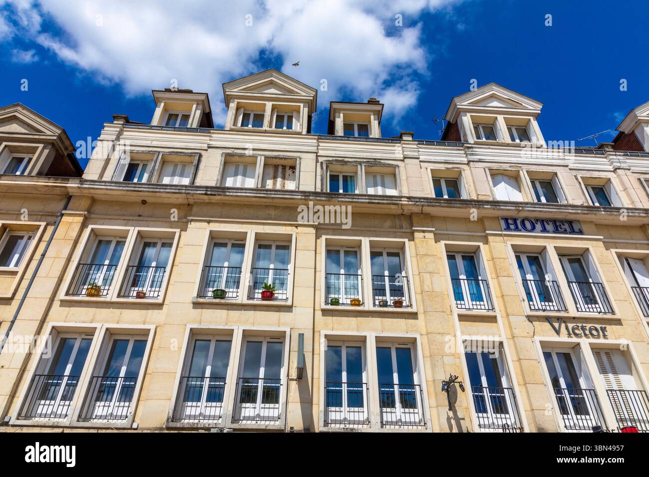 Francia, Hauts de France, Oise, Piccardia, Beauvais. Splendida facciata nel centro città, Place de la Mairie. Hotel Victor Foto Stock