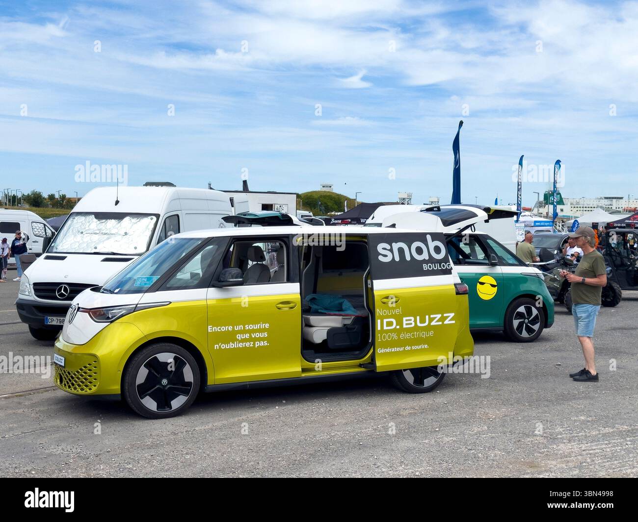 Salon sul tema di Vanlife. Esposizione di veicoli convertiti. Volkswagen ID Buzz Foto Stock