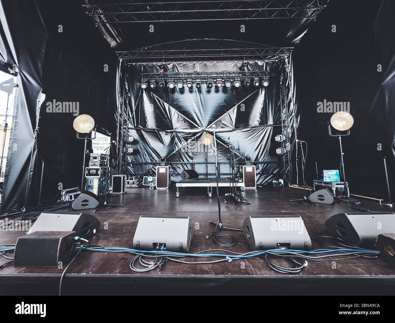 Palco da concerto vuoto. Prestazioni intermittenti. Foto Stock