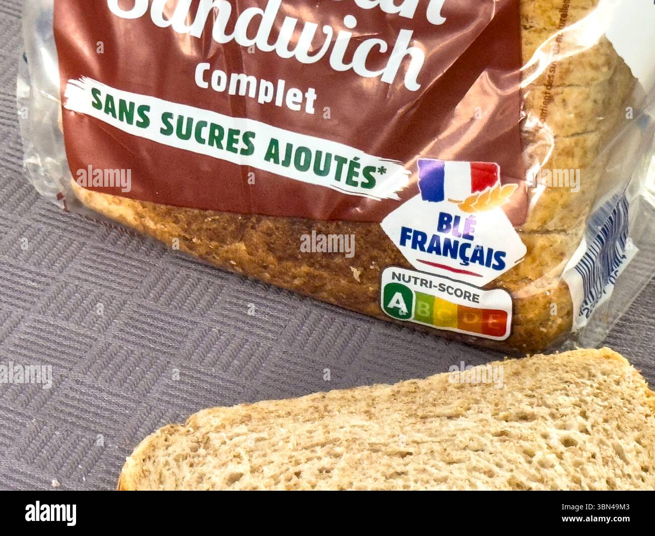 Pacchetto di pane sandwich a fette. Pane integrale senza zuccheri aggiunti, prodotto con grano francese. Visualizzazione di un Nutri-score verde. Lettera A. Foto Stock