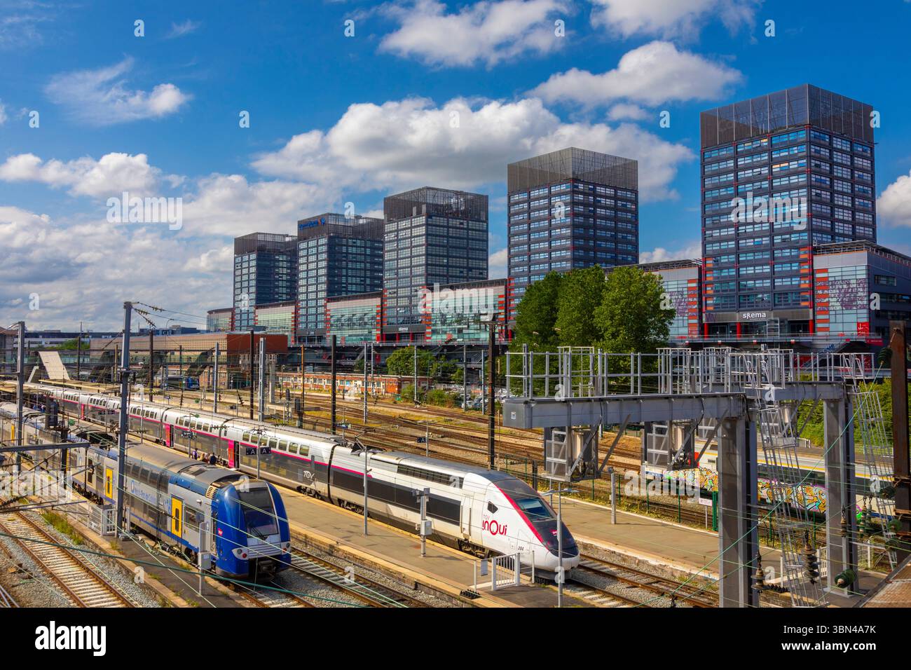 Francia, Hauts de France, Nord, Lille. Stazione di Lille Flandres. TGV Inoui, quartiere Euralille, sovrasta il centro commerciale. Architetto Jean Nouvel Foto Stock