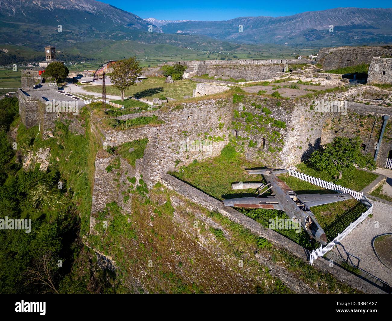 Albania, Gjirokastra o Gjirokastra. Castello di Gjirokastra. Aereo spia americano della US Air Force intercettato dall'esercito albanese nel 1957 durante il Th Foto Stock