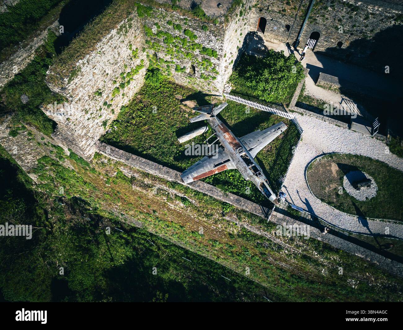 Albania, Gjirokastra o Gjirokastra. Castello di Gjirokastra. Aereo spia americano della US Air Force intercettato dall'esercito albanese nel 1957 durante il Th Foto Stock
