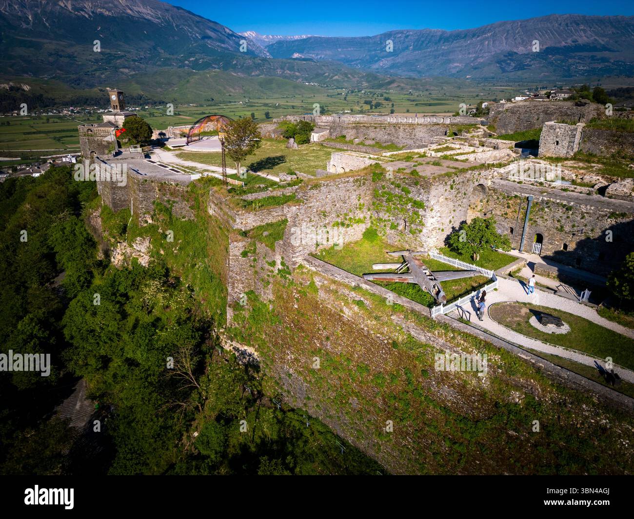 Albania, Gjirokastra o Gjirokastra. Castello di Gjirokastra. Aereo spia americano della US Air Force intercettato dall'esercito albanese nel 1957 durante il Th Foto Stock