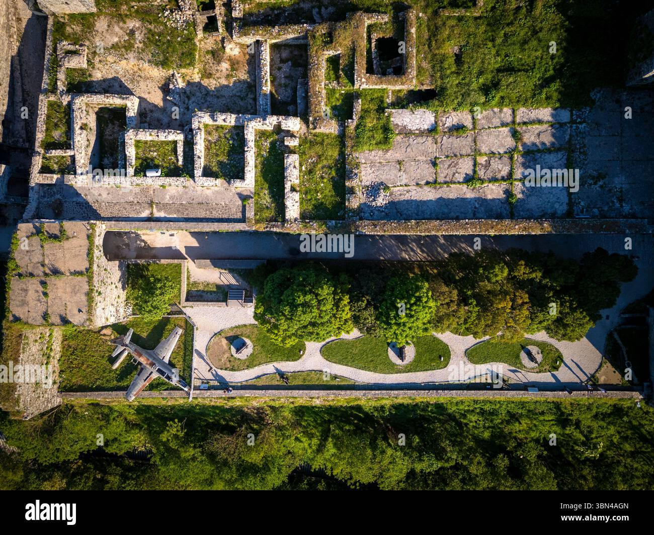 Albania, Gjirokastra o Gjirokastra. Castello di Gjirokastra. Aereo spia americano della US Air Force intercettato dall'esercito albanese nel 1957 durante il Th Foto Stock