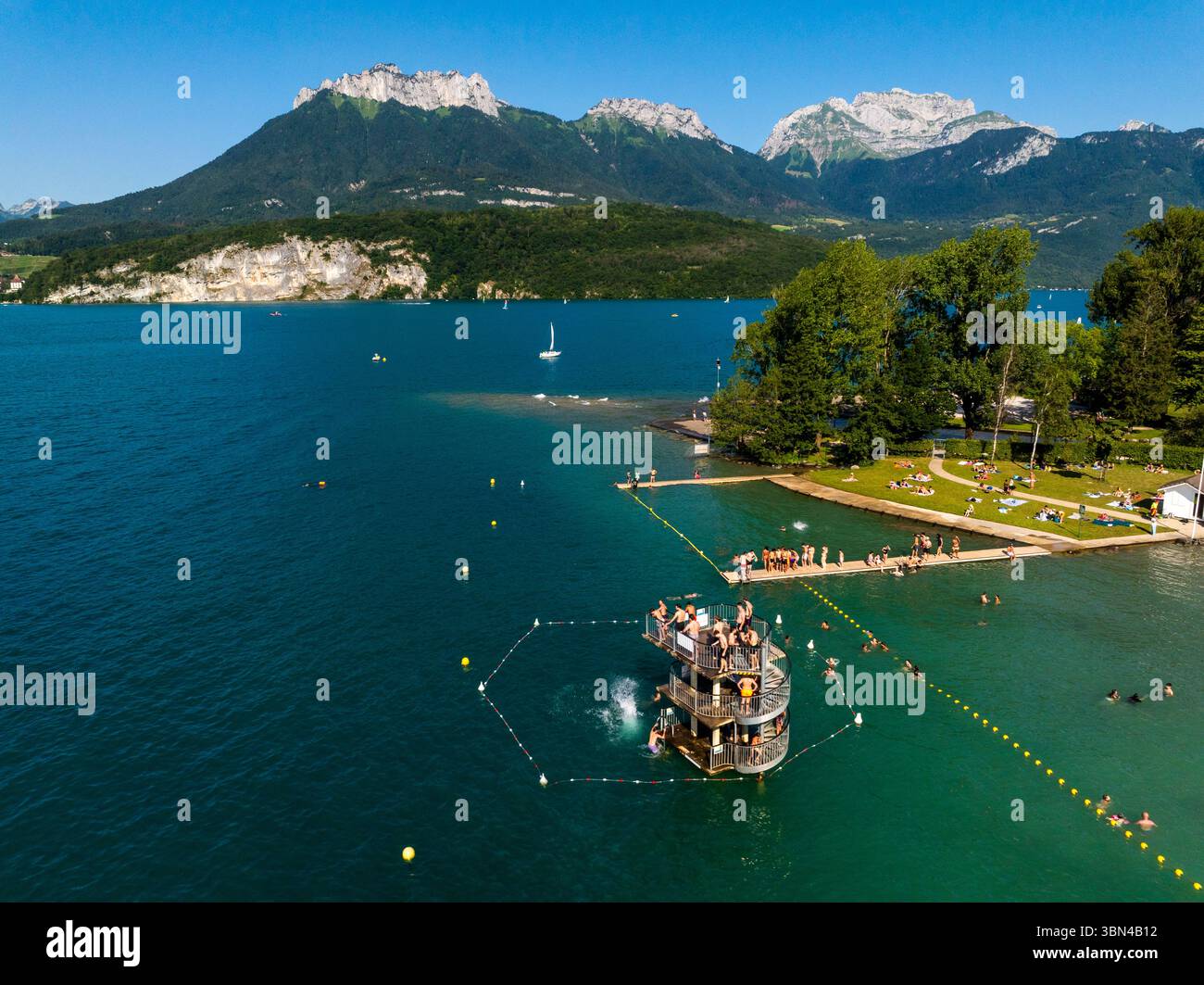 Francia, Alvernia-Rodano-Alpi, alta Savoia, Saint-Jorioz, lac d'Annecy,. La spiaggia comunale e il suo trampolino. Sullo sfondo, le cime del Foto Stock