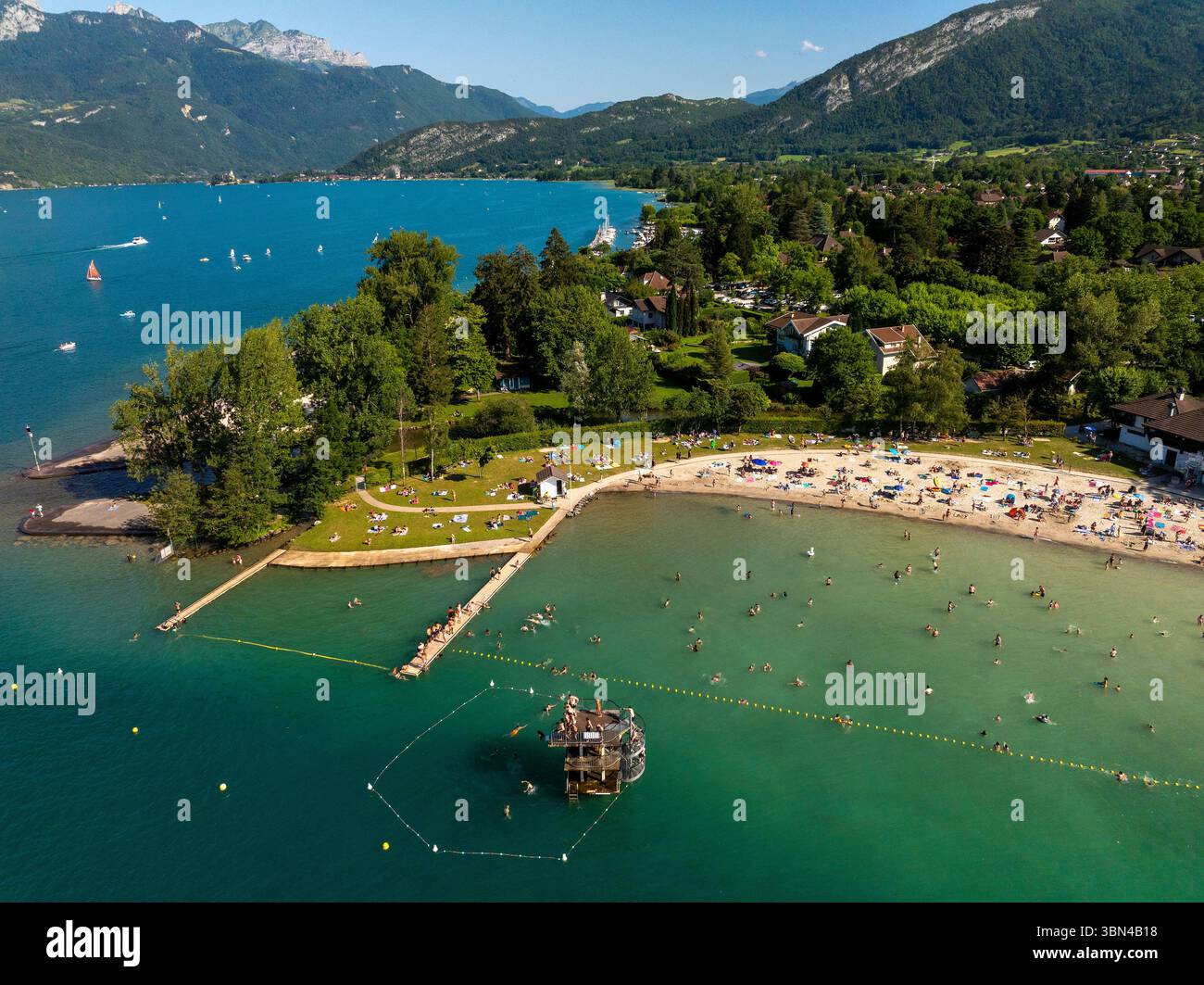 Francia, Alvernia-Rodano-Alpi, alta Savoia, Saint-Jorioz, lac d'Annecy,. La spiaggia comunale e il suo trampolino. Foto Stock