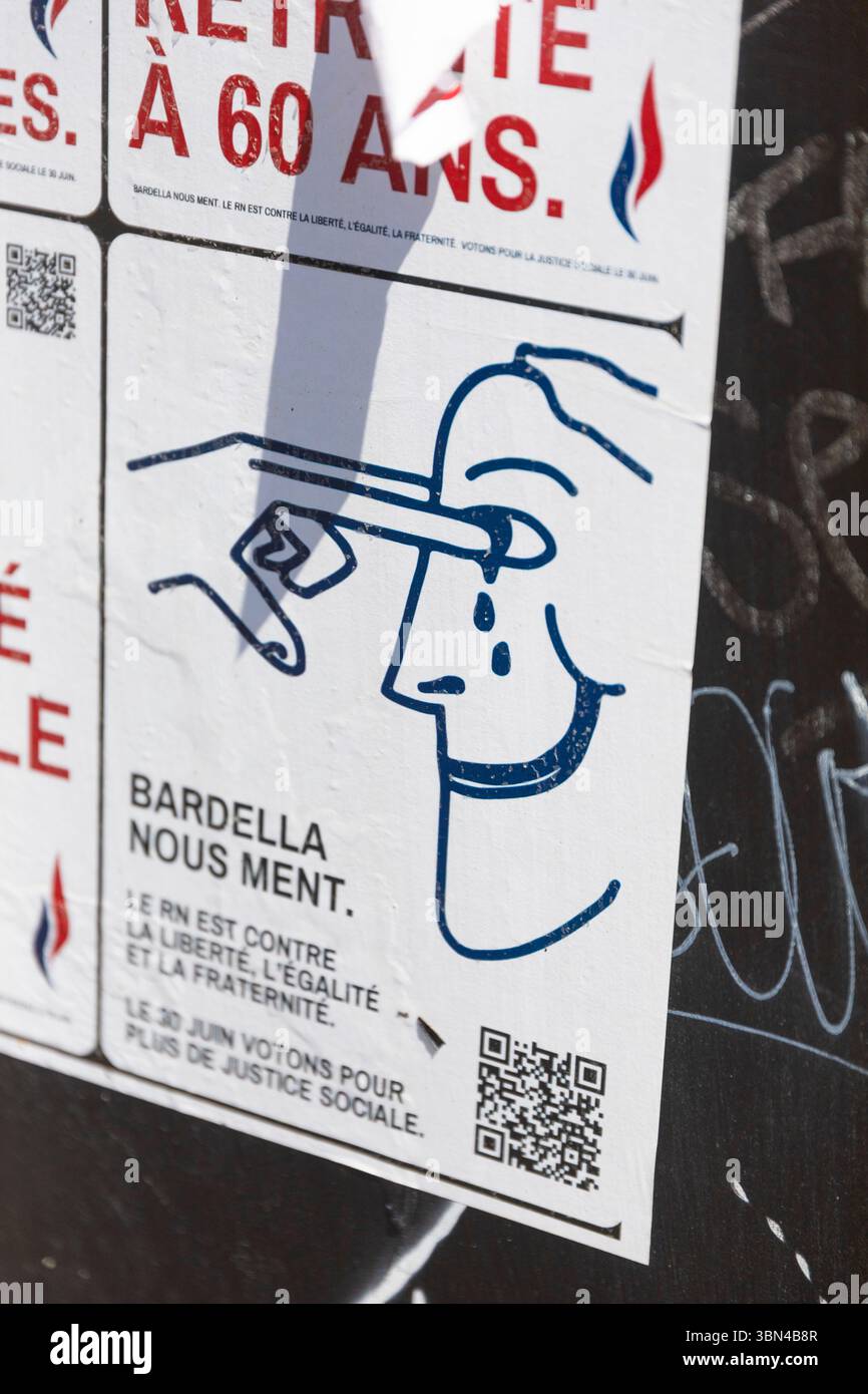 Poster dell'estrema sinistra dove è scritto: Bardella ci giace. La RN contro la libertà, l'uguaglianza e la fraternità. Foto Stock