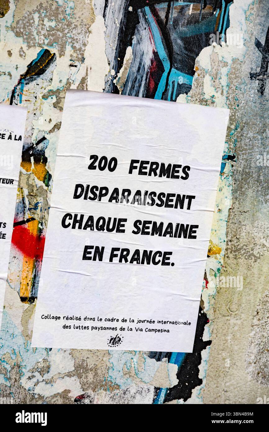 Poster: 200 aziende agricole scompaiono ogni settimana in Francia Foto Stock