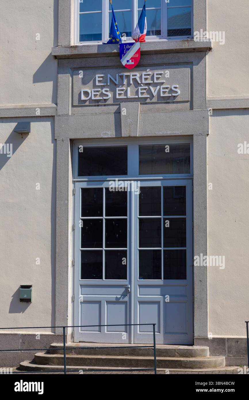 Porta di una scuola in Francia con un cartello che mostra l'ingresso della scuola, la bandiera francese e la bandiera europea. Foto Stock